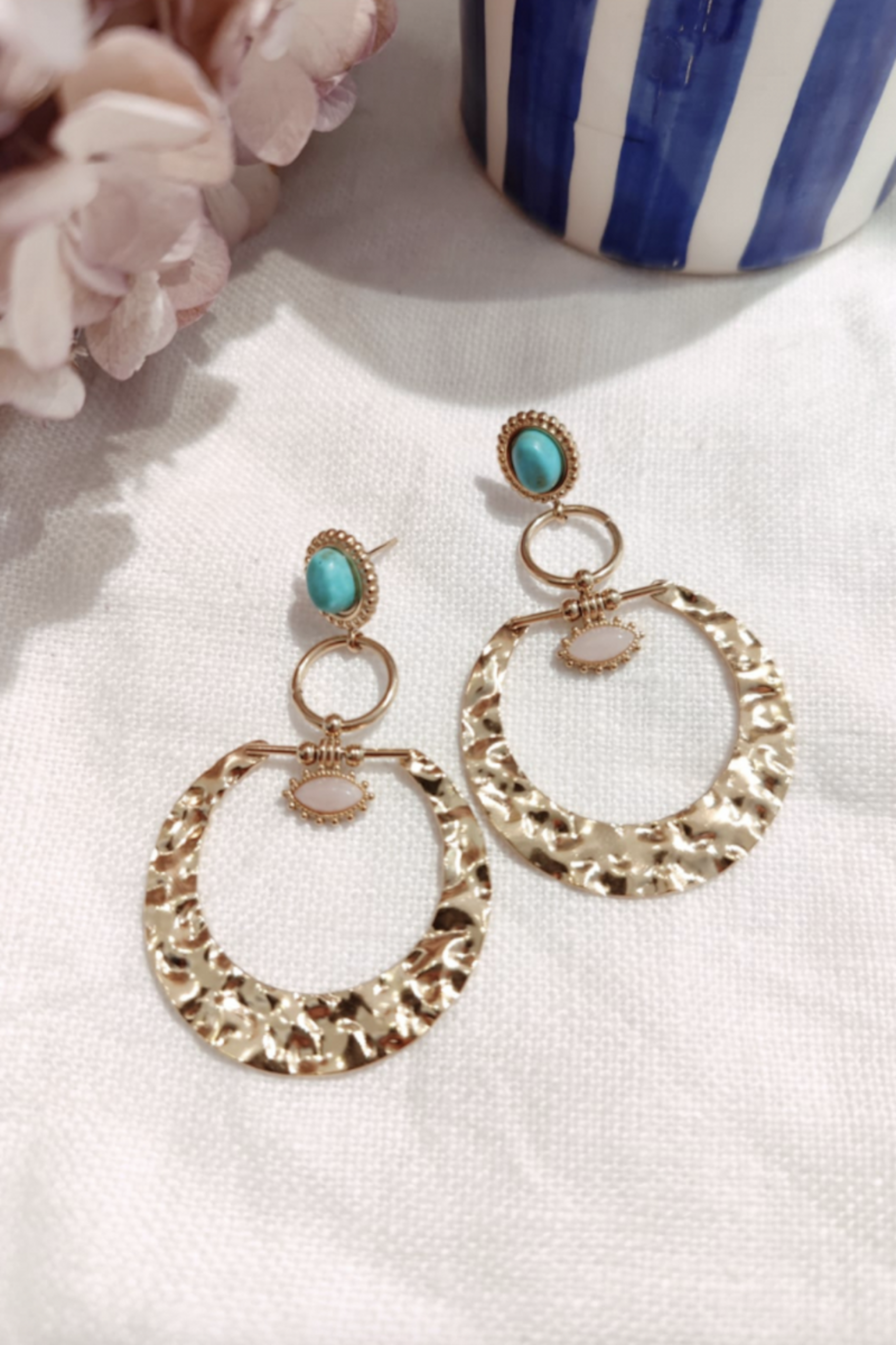 Boucles d'oreilles martelée bleue dorée