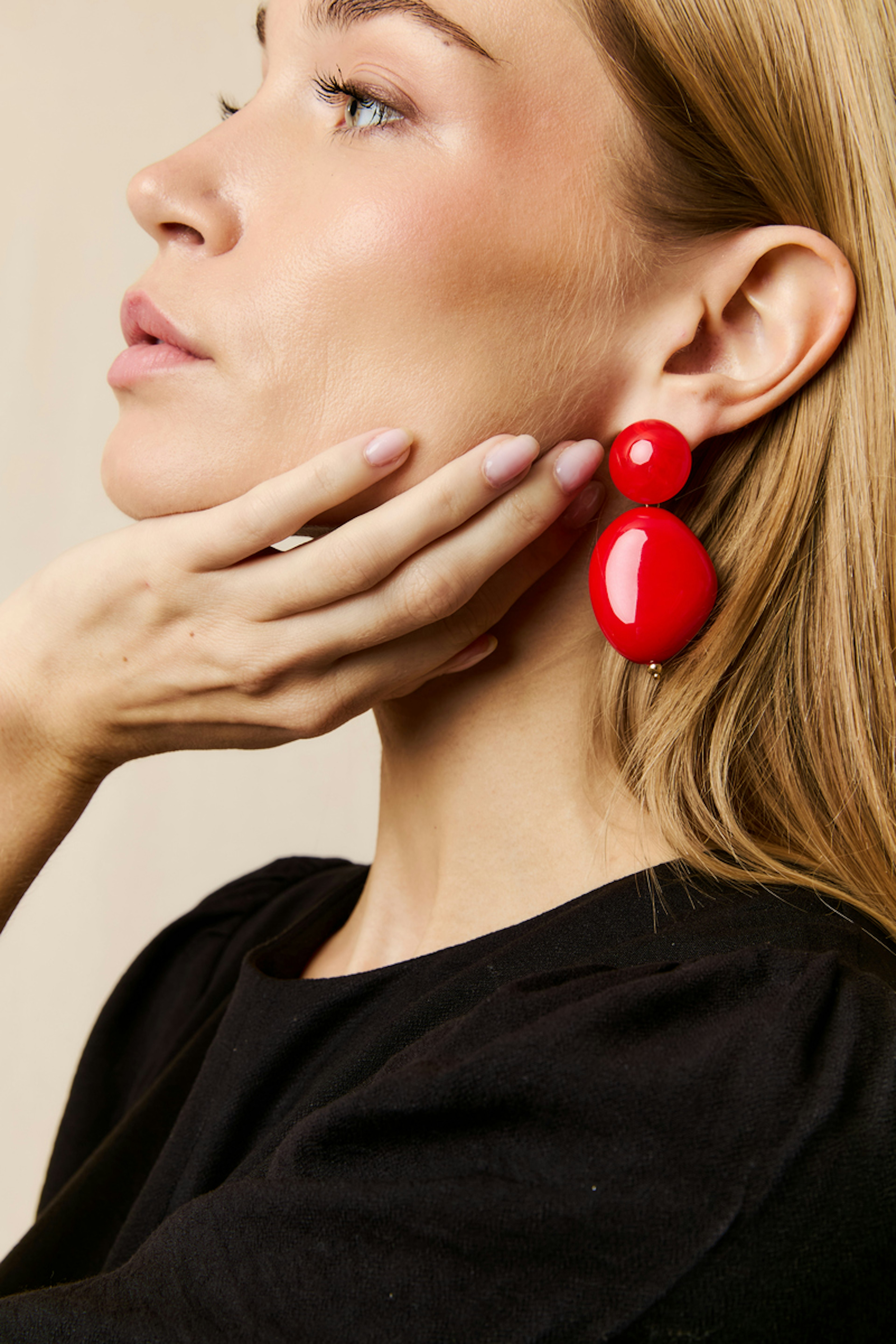 Boucles d'oreilles résine rouge dorée
