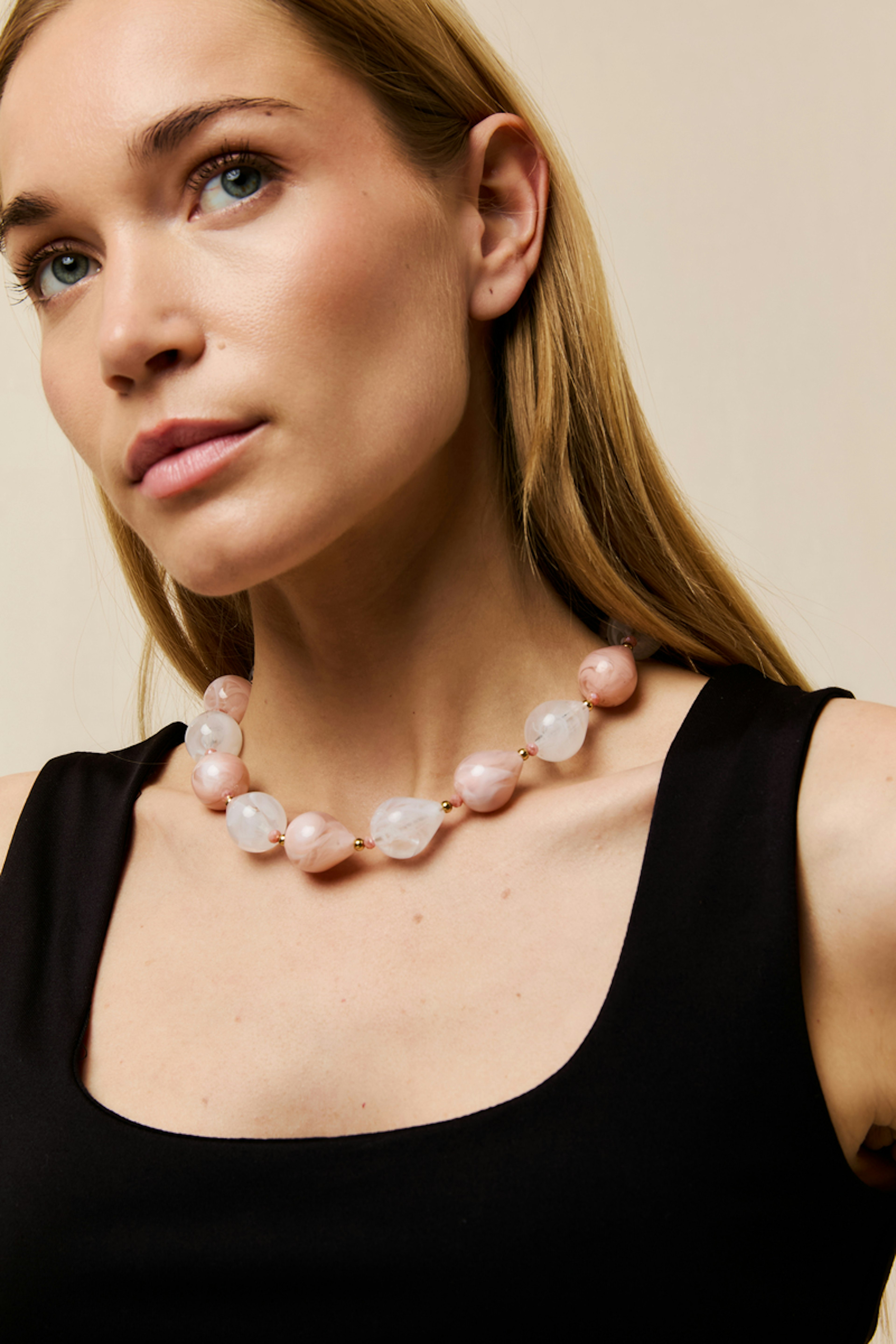 Collier résine rose doré
